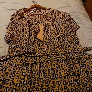 Short sleeved long leopard dress with fabric belt